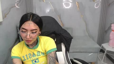 Snapshot of ashley_blum_v chatting on November 30, 1:20 am ashley_blum_v online show from November 30, 1:20 am