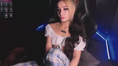 Snapshot of ashmila chatting on December 7, 6:21 am Mila online show from December 7, 6:21 am