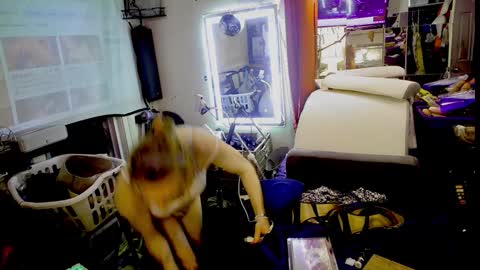 ashmomo online show from December 11, 6:25 am