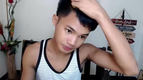 Snapshot of asian_lover05 chatting on October 17, 5:37 pm asian_lover05 online show from October 17, 5:37 pm