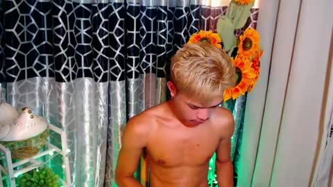 Snapshot of asian_mjxx chatting on June 22, 11:13 pm cCALL ME MJ online show from June 22, 11:13 pm