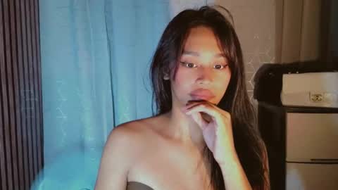 Snapshot of asiantreasures chatting on June 1, 9:00 am kisses online show from June 1, 9:00 am