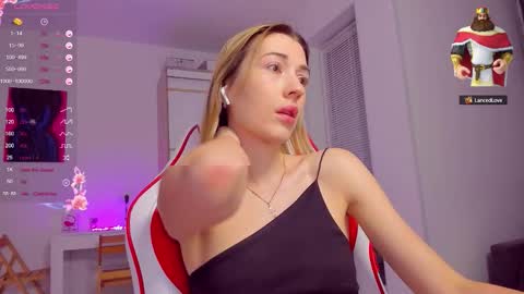 Snapshot of askcaroline chatting on September 26, 4:00 pm Caroline online show from September 26, 4:00 pm