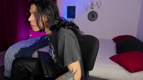 Snapshot of asmodeuszz chatting on January 24, 7:19 am asmodeuszz online show from January 24, 7:19 am