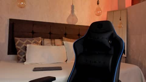 astonhills online show from April 16, 2:23 am