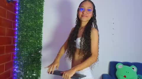 Snapshot of athenea_03 chatting on June 4, 6:52 am Athenea online show from June 4, 6:52 am