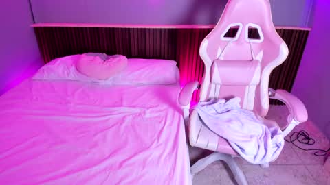 athenea__fox online show from April 14, 12:11 pm