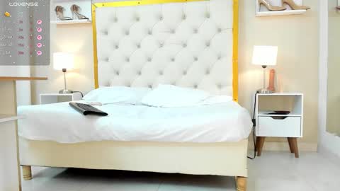 Aura sanders online show from October 27, 12:20 pm