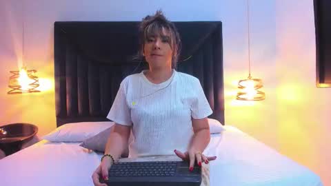 Aura Evans online show from September 10, 12:05 pm