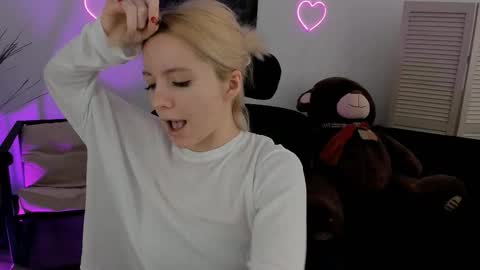 aurorawrenfield online show from March 12, 10:10 am