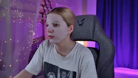 aurorawrenfield online show from March 23, 2:15 am