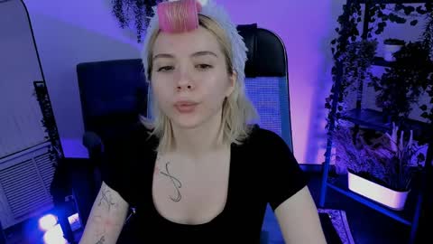 aurorawrenfield online show from April 7, 12:44 am