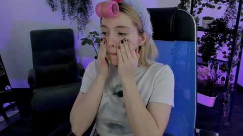 aurorawrenfield online show from April 8, 2:22 am