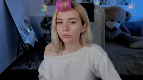 aurorawrenfield online show from April 10, 4:28 am