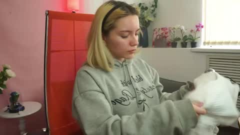 aurorawrenfield online show from April 25, 4:26 am