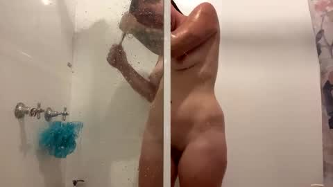 Snapshot of aussielovingxxx chatting on January 21, 9:35 am Milf4u online show from January 21, 9:35 am