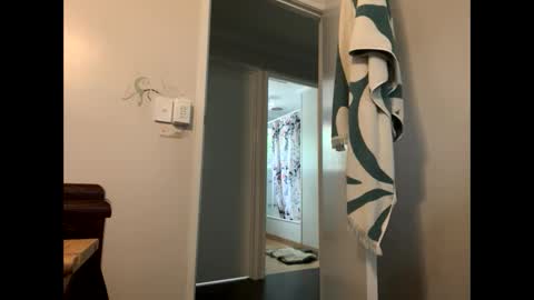 Snapshot of aussielovingxxx chatting on December 16, 3:33 am Milf4u online show from December 16, 3:33 am