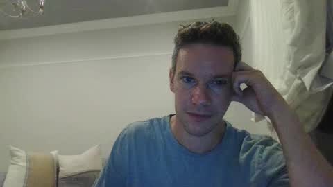 Snapshot of aussiesurfer0000 chatting on February 4, 9:38 am aussiesurfer0000 online show from February 4, 9:38 am