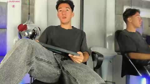 austinreeds online show from March 22, 3:59 pm