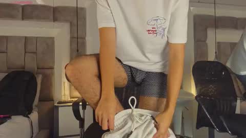 austinreeds online show from March 25, 1:50 pm