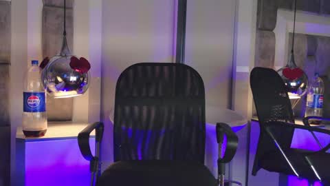 austinreeds online show from April 13, 12:43 pm