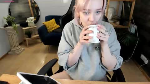 Snapshot of avabloom_ chatting on February 5, 10:25 pm avabloom_ online show from February 5, 10:25 pm