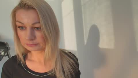 Snapshot of avaluxe_ chatting on January 11, 2:33 pm Eira online show from January 11, 2:33 pm