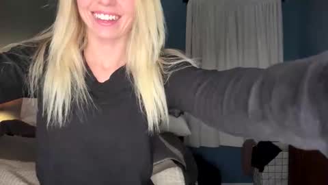 Snapshot of avarosefit chatting on February 25, 2:43 am Ava Rose online show from February 25, 2:43 am