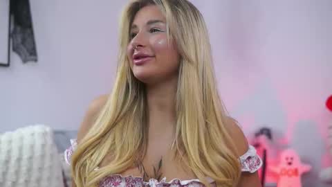 Snapshot of avashay chatting on October 27, 9:52 pm Carina online show from October 27, 9:52 pm