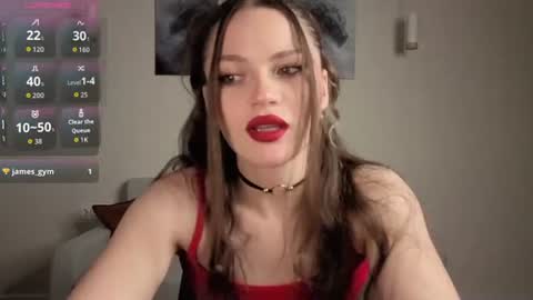 Snapshot of avelinehowo_uwu chatting on June 12, 7:02 pm Aveline online show from June 12, 7:02 pm