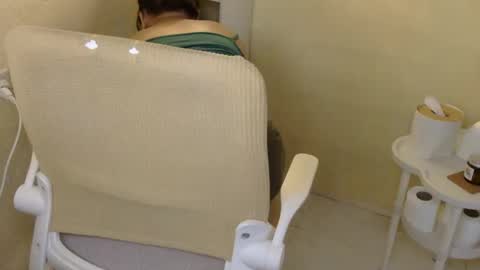 Snapshot of averageuncut1 chatting on November 10, 3:16 am Rhian online show from November 10, 3:16 am