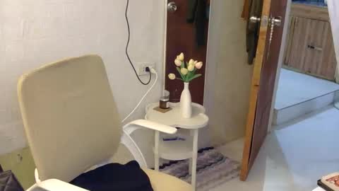 Snapshot of averageuncut1 chatting on November 24, 4:12 am Rhian online show from November 24, 4:12 am