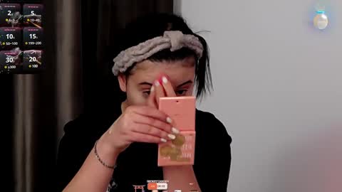 AveryWillow online show from January 12, 5:01 pm