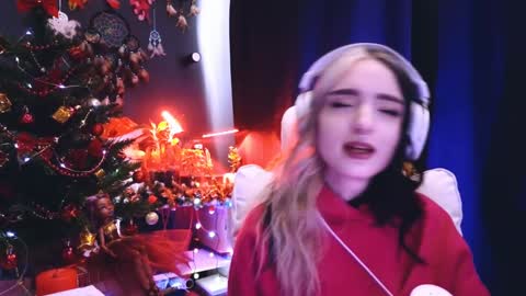 Snapshot of avi_nile chatting on December 24, 5:49 am Avriel online show from December 24, 5:49 am