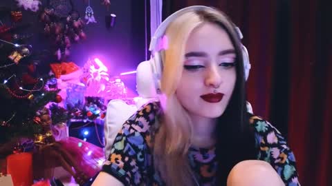 Snapshot of avi_nile chatting on January 9, 2:01 am Avriel online show from January 9, 2:01 am