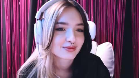 Snapshot of avi_nile chatting on February 18, 5:42 am Avriel online show from February 18, 5:42 am