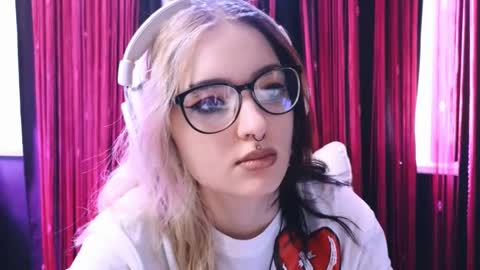 Snapshot of avi_nile chatting on February 23, 2:40 am Avriel online show from February 23, 2:40 am