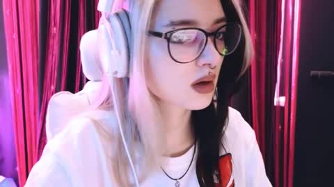 Snapshot of avi_nile chatting on February 26, 2:59 am Avriel online show from February 26, 2:59 am