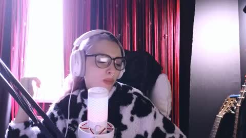 Snapshot of avi_nile chatting on October 23, 7:07 am Avriel online show from October 23, 7:07 am