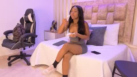 Snapshot of avis_lara chatting on November 29, 8:23 pm AVIS online show from November 29, 8:23 pm