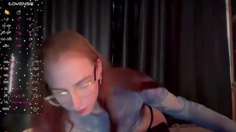 avril_pearly_ online show from October 3, 10:45 am