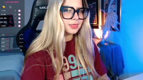 Snapshot of avrill_morgan chatting on December 4, 10:19 pm Avrill Morgan online show from December 4, 10:19 pm