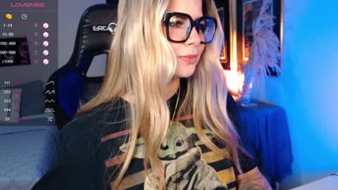 Snapshot of avrill_morgan chatting on December 9, 4:58 pm Avrill Morgan online show from December 9, 4:58 pm