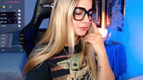 Snapshot of avrill_morgan chatting on December 9, 8:01 pm Avrill Morgan online show from December 9, 8:01 pm