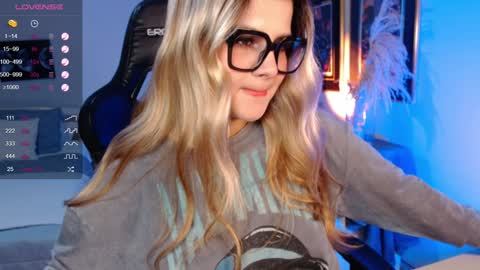 Snapshot of avrill_morgan chatting on December 19, 7:40 pm Avrill Morgan online show from December 19, 7:40 pm