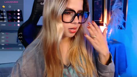 Snapshot of avrill_morgan chatting on December 19, 10:42 pm Avrill Morgan online show from December 19, 10:42 pm