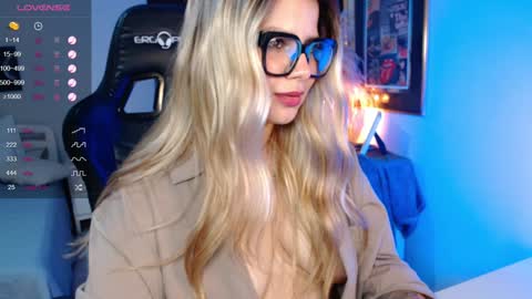 Snapshot of avrill_morgan chatting on January 8, 11:41 pm Avrill Morgan online show from January 8, 11:41 pm