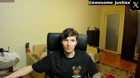 Snapshot of awesome_justin chatting on December 5, 9:17 pm Justin online show from December 5, 9:17 pm