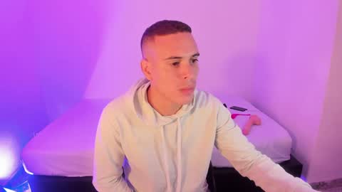 axel__fierro online show from April 14, 9:32 pm