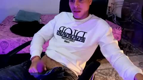 axel__fierro online show from April 16, 12:55 am